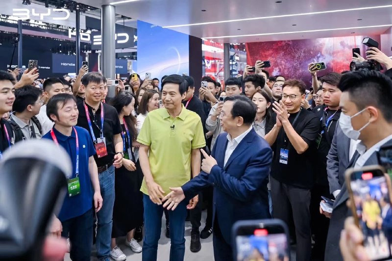 雷军现身北京车展比亚迪展台：称对方是小米手机 / 汽车重要伙伴，大赞方程豹“一定是爆款”今日北京车展期间，小米创始人、董事长雷军现身比亚迪展台，与比亚迪董事长王传福握手交流