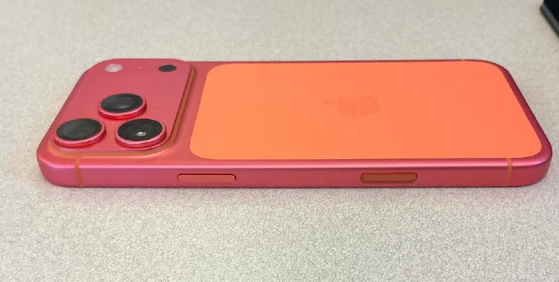 Reddit 用户称，他的亮橙色iPhone褪色变成了类似玫瑰金的颜色该用户否认P图，并表示自己并未对手机外壳进行任何特殊处理，仅使用超细纤维布擦拭清洁，但他的其他铝合金材质的 iPhone 并未出现类似褪色问题