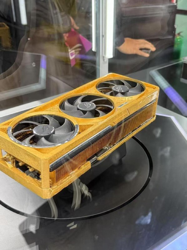 华硕在BW展出5公斤纯金RTX 5090，售价500万作为比较，今年2月在沙特推出的Astral夜神Dhahab 只有6.5克真金这款ROG RTX 5090 Astral 纯金版包含了5公斤黄金