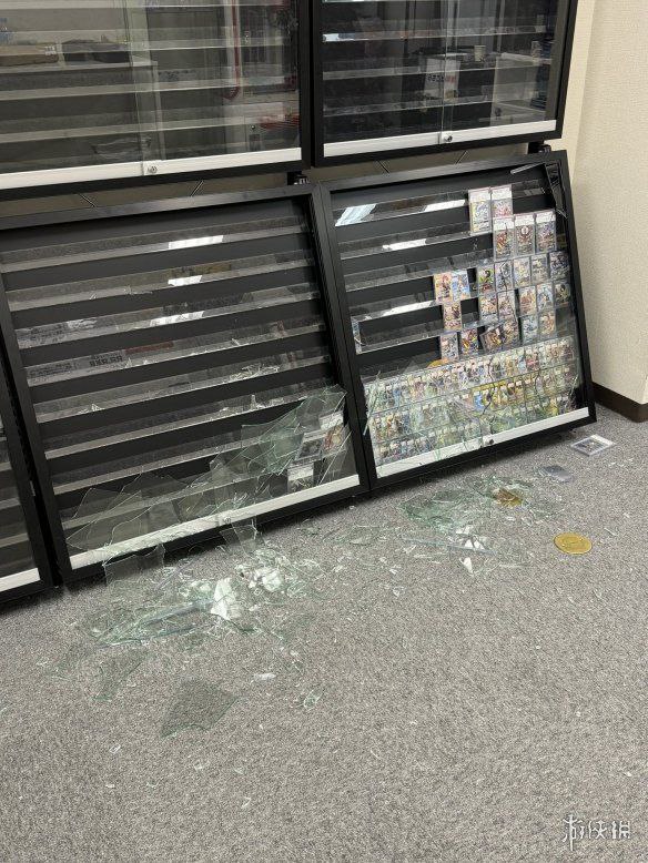 宝可梦太火了！日本劫匪仅两分钟将宝可梦卡牌抢劫一空据日本媒报道，12月10日深夜，一家位于东京池袋区的集换卡交易商店发生了一起抢劫案