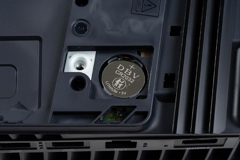 索尼展示了 PS5 Pro 的液态金属新升级新的凹槽设计可能会解决标准版 PS5 液态金属泄漏的问题