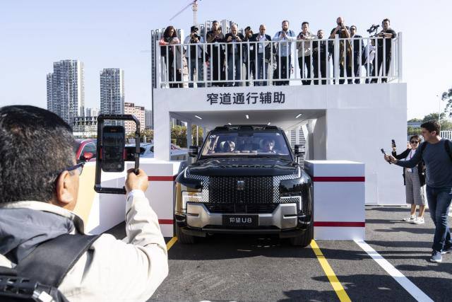 比亚迪称计划投资1000亿元开发智能汽车功能全球最大电动汽车制造商比亚迪的董事长兼总裁王传福周二表示，该公司将投资1,000亿元人民币(140亿美元)开发智能汽车功能