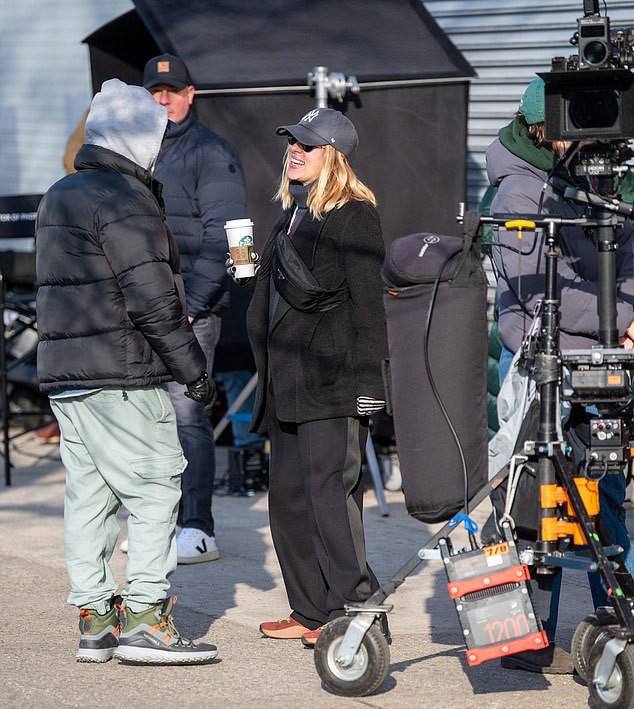 《了不起的埃莉诺》开拍 斯嘉丽约翰逊转行当导演演员斯嘉丽·约翰逊转型做导演，她执导的首部剧情长片《了不起的埃莉诺》正式开拍，她曾于2009年作为导演拍摄短片《破鞋》，但口碑平平