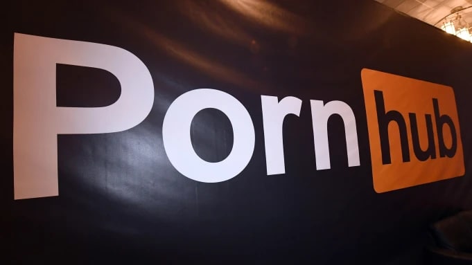 YouTube 封禁了 Pornhub 的频道，理由是多次违规YouTube表示，Pornhub的账户违反了其外部链接政策，该政策规定用户不能发布平台上不允许的内容的链接，比如色情内容