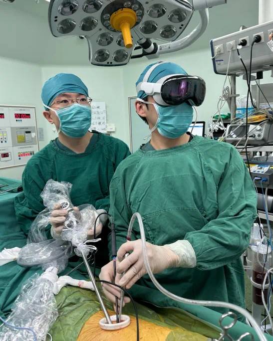 北大人民医院成功应用苹果 Vision Pro 头显完成肺癌根治术据北京大学人民医院消息，近日北京大学人民医院胸外科医师高健在王俊院士、李运主任和周足力教授的指导下，成功完成了一次运用苹果 Vision Pro 头显辅助的胸腔镜肺癌根治术，标志着胸腔镜手术迈入“去”显示器时代，开启了新的里程