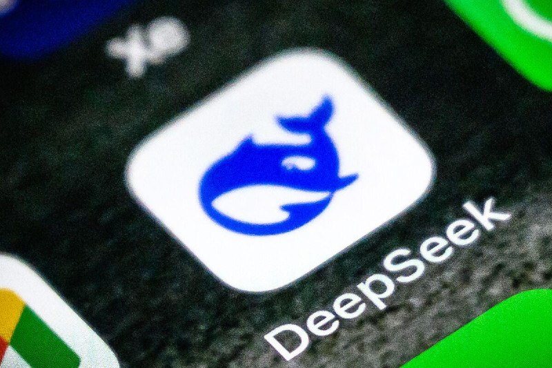 DeepSeek重启融资，投前估值5000亿元多名交易人士向《财经》透露，大模型公司DeepSeek重启了第二轮融资，本轮计划募资500亿元，投前估值约5000亿元，并计划将在8月下旬完成签约