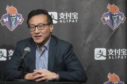 蔡崇信证实 大陆版 iPhone 将采用阿里巴巴 AI阿里巴巴董事会主席蔡崇信表示，苹果公司的iPhone手机在中国大陆将使用阿里巴巴的人工智慧（AI）技术