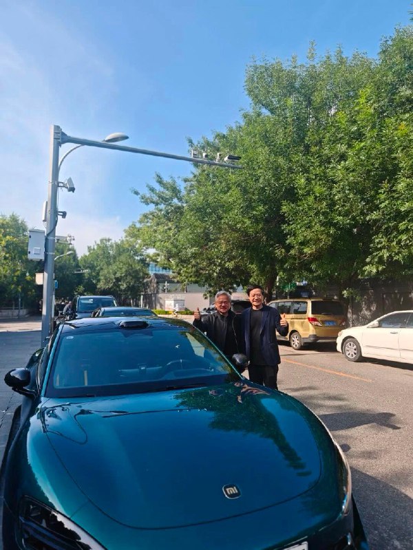 黄仁勋雷军合影 35度天气仍穿皮衣7月14日，北京气温高达35度，NVIDIA创始人兼CEO黄仁勋身着皮衣，与小米集团创始人、董事长兼CEO雷军在北京街头进行了友好会面