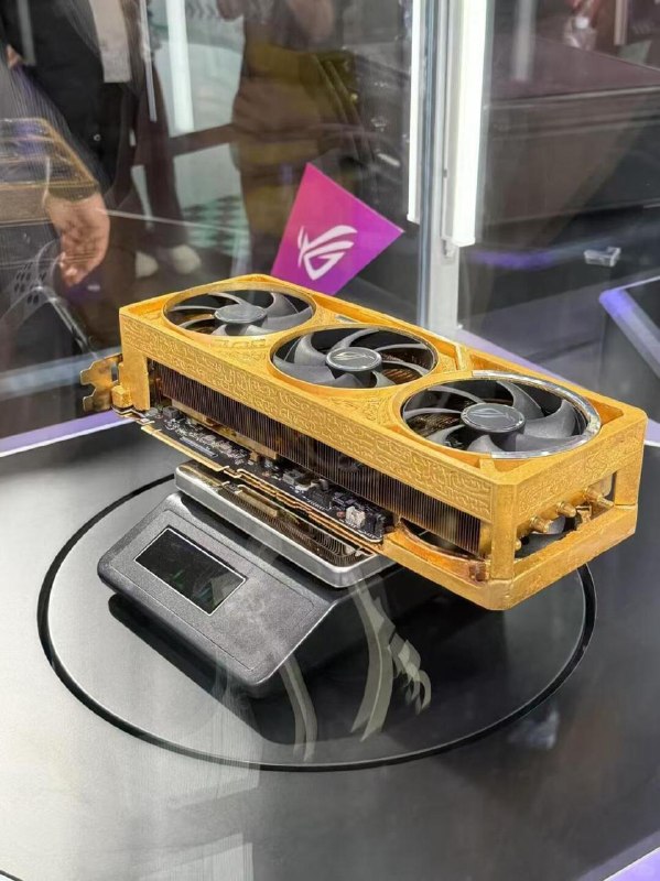 华硕在BW展出5公斤纯金RTX 5090，售价500万作为比较，今年2月在沙特推出的Astral夜神Dhahab 只有6.5克真金这款ROG RTX 5090 Astral 纯金版包含了5公斤黄金