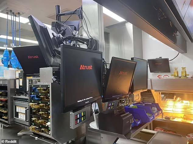 全球麦当劳系统大宕机　多店需关门麦当劳在全球范围内遭遇技术问题，导致员工无法正常提供服务，引起顾客大量不满