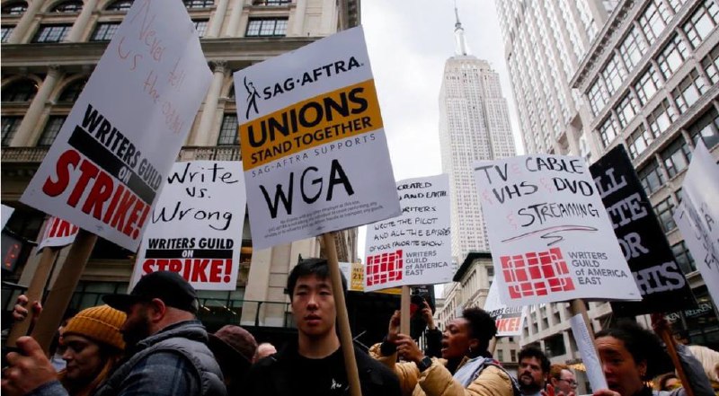 美国人真的开始害怕AI了，好莱坞最著名的剧作家们冲上街头，堵在 Netflix、迪士尼、派拉蒙和亚马逊公司门口，这是好莱坞15年来唯一一次罢工运动，也是人类第一次因为AI大规模罢工抗议