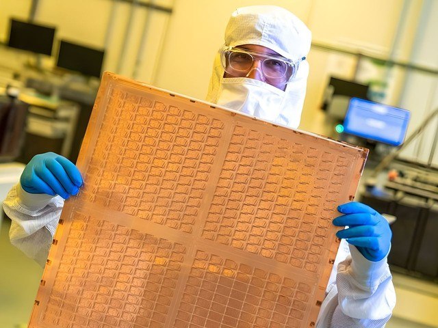 传Intel取消18A工艺代工，放弃开发玻璃基板技术据Wccftech 报道，新任CEO陈立武上任后，正考虑放弃这多年来的努力，未来将转而采用外部供应商提供的玻璃基板，并将资源集中于CPU 研发及晶片制程方面