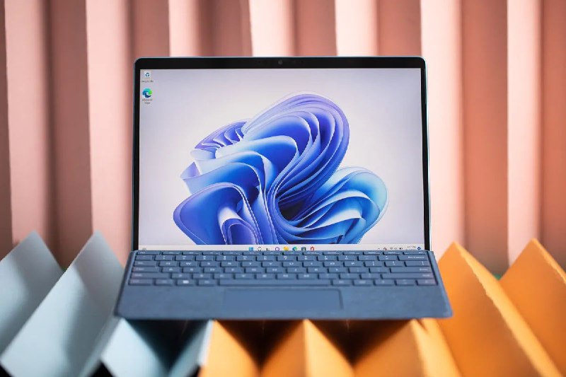 微软相信新的搭载 Arm 的 Windows 笔记本电脑将在 CPU 性能和 AI 加速任务上胜过苹果搭载 M3 芯片的 MacBook Air经过多年来高通的空口承诺，微软现在相信即将推出的 Snapdragon X Elite 处理器终将提供微软一直在寻找的性能，以更积极地推动 Windows 在 Arm 平台上的发展