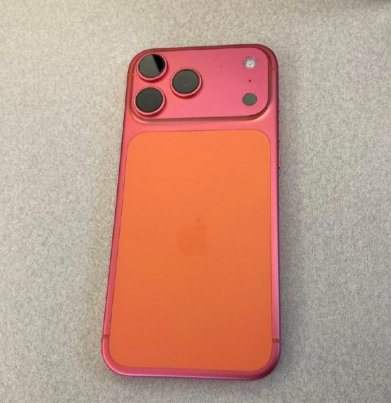 Reddit 用户称，他的亮橙色iPhone褪色变成了类似玫瑰金的颜色该用户否认P图，并表示自己并未对手机外壳进行任何特殊处理，仅使用超细纤维布擦拭清洁，但他的其他铝合金材质的 iPhone 并未出现类似褪色问题