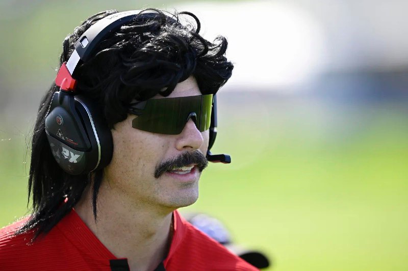 据前员工透露，Twitch 因看到 Dr Disrespect 发给未成年人的信息而封禁了他Twitch 在 2020 年突然封禁了其最大明星之一——赫歇尔·盖伊·比姆（Herschel “Guy” Beahm），更广为人知的名字是 Dr Disrespect——但没有给出任何解释