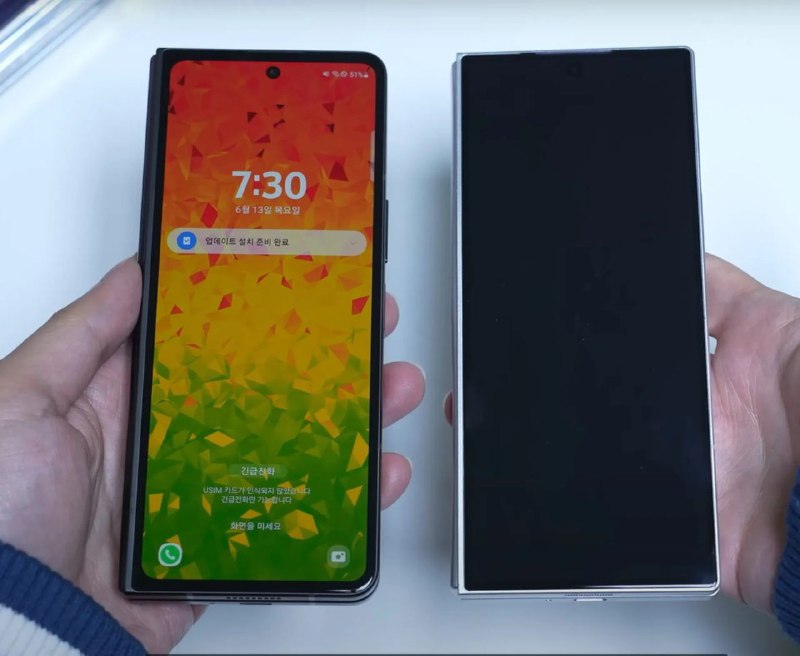 三星 Galaxy Z Fold 6 原型机可能采用方正设计你可以通过封面中来自 Ice Universe 的图片看到 Galaxy Z Fold 6 和 Galaxy Z Fold 5 的对比