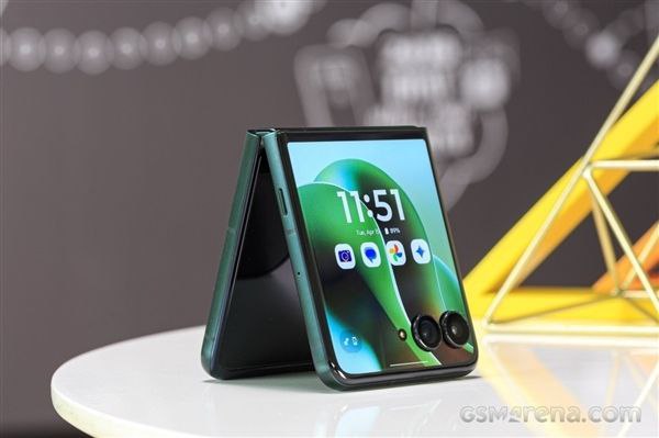 首款8 Elite小折叠：联想moto razr 60 Ultra官宣5月8日发布联想今天正式宣布，moto razr 60 Ultra将在5月8日发布，这次是国行版亮相