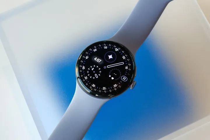 Google 推出搭载新AI功能的Pixel 10系列手机Google在当地时间周三推出了一系列新的消费电子产品，包括几款智能手机、一款手表和新的无线耳机，旨在展示该公司在人工智能方面的最新进展