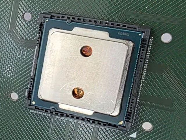 Intel正在测试将CPU顶盖设计成水冷头，可处理高达1,000W 的热量据报道，英特尔已经为此研究多年在最近的Foundry Direct Connect 活动中，该公司展示了一种实验性的封装级水冷解决方案：直接将IHS（整合式散热器）设计成水冷头，旨在更有效地冷却CPU