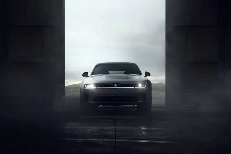 道奇首款电动肌肉车正式亮相全电动2024道奇Charger Daytona今天正式亮相，配备400伏电力系统和100.5kWh电池，可提供高达670马力