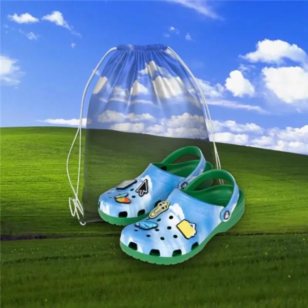 微软面向大众开售限定款定制洞洞鞋在庆祝成立50周年之际，微软在前一段推出了一款极具怀旧情怀的Windows XP定制版洞洞鞋