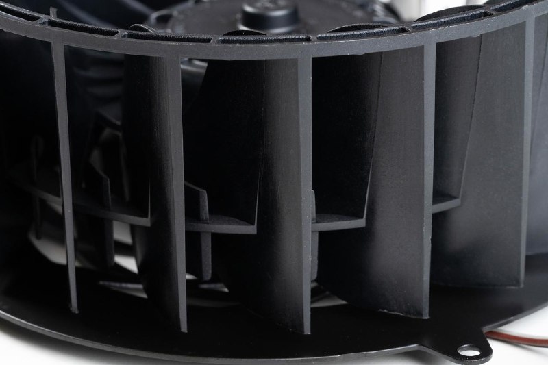 索尼展示了 PS5 Pro 的液态金属新升级新的凹槽设计可能会解决标准版 PS5 液态金属泄漏的问题