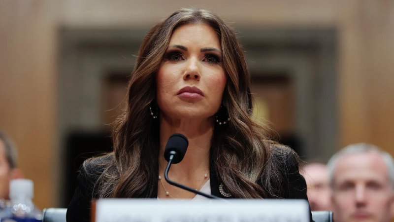 国土安全部长：哈佛的禁令是对其他大学的警告此次认证撤销将使哈佛大学在2025-2026学年不得招收任何持F类或J类非移民身份的外籍学生“这应该是对其他所有大学的警告，你们要一起行动，”诺姆（Noem）在宣布禁令不久后告诉福克斯新闻，并表示国土安全部“绝对”会考虑对其他大学采取类似举措