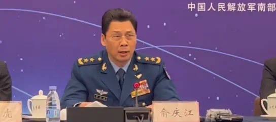 空军副司令员：新型战机将在珠海航展公开露面25日，在第十五届中国国际航空航天博览会新闻发布会上，解放军空军副司令员俞庆江表示，在武器装备静态展示中，很多装备都是首次亮相