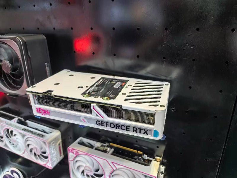 七彩虹 iGame Ultra 系列双 M.2 盘位显卡亮相 BW2025B站 UP 主远古时代装机猿发布了多张 BW2025 现场返图，其中就出现了一张在背板处做开口提供 2 个 M.2 盘位的显卡