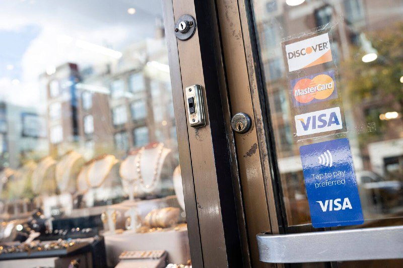 Visa/Mastercard和美国商家达成限制手续费等若干或许影响深远的协议根据彭博社消息( Bloomberg ),今天Visa和Mastercard和美国商家达成了一个价值300亿美元的史诗级协议，协议内容主要包括降低V/M向商家收取手续费、限制未来若干年的手续费上涨、同时允许商家向刷V/M的消费者收取额外费用，以及对同类别但不同档次卡收取不同的费用等内容