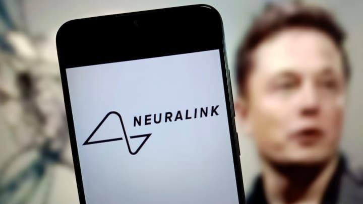 马斯克表示，首位植入Neuralink脑机接口技术的患者现在可以通过思考来控制电脑鼠标
