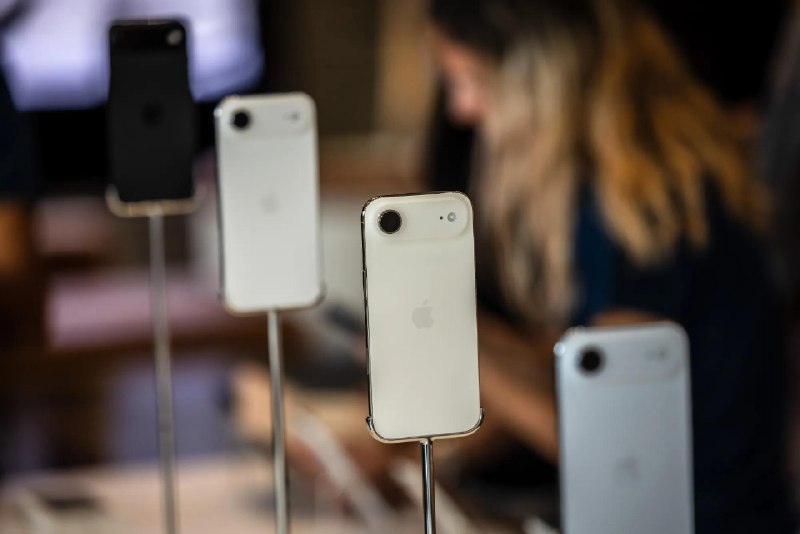iPhone Air设计师已从Apple离职据《彭博社》报道，曾在苹果九月发布会期间设计了 iPhone Air 的工业设计师 Abidur Chowdhury 已离开苹果，加入了一家未透露名称的人工智能创业公司
