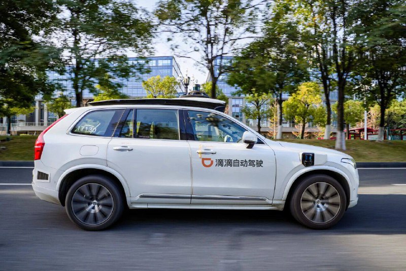 滴滴自动驾驶在广州试运行全天候、全无人Robotaxi服务12月1日，滴滴自动驾驶宣布在广州部分示范应用区域开启全天候、全无人Robotaxi试运行