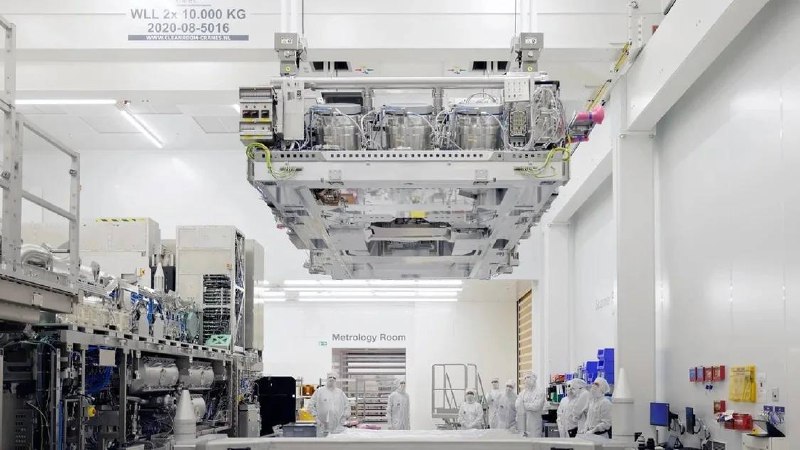 价值27亿元的ASML高数值孔径EUV光刻机组装画面公开芯片设备制造商阿斯麦（ASML）2月10日向媒体展示新一代极紫外光刻机（EUV），型号为：TWINSCAN EXE:5000