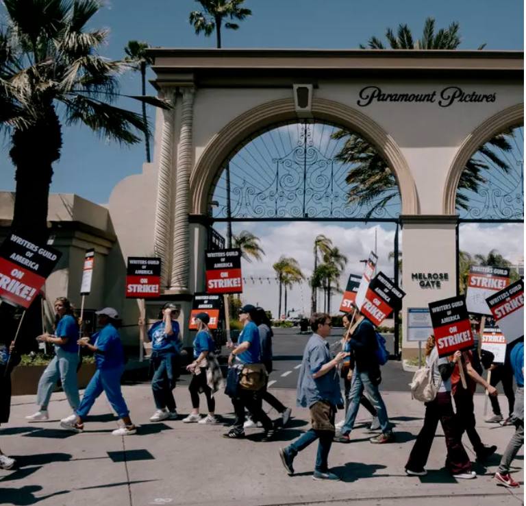 美国人真的开始害怕AI了，好莱坞最著名的剧作家们冲上街头，堵在 Netflix、迪士尼、派拉蒙和亚马逊公司门口，这是好莱坞15年来唯一一次罢工运动，也是人类第一次因为AI大规模罢工抗议