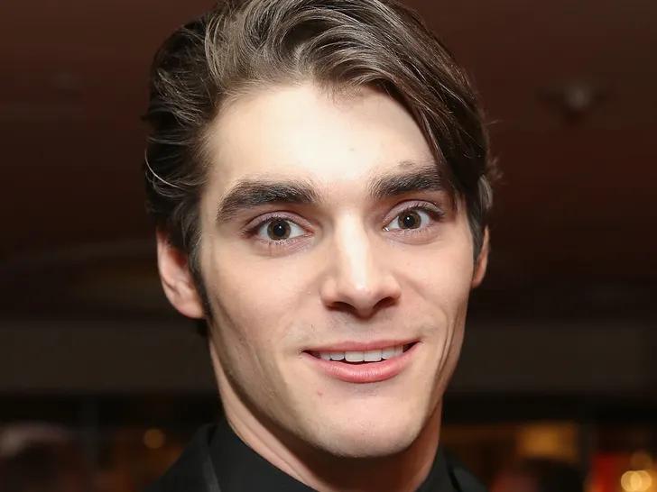 《绝命毒师》演员 RJ Mitte 离世，享年34岁RJ 的经纪团队告诉 TMZ：“我们怀着无比沉痛的心情，宣布深受爱戴的演员、慈善家和残障人士权益倡导者 RJ Mitte 不幸离世