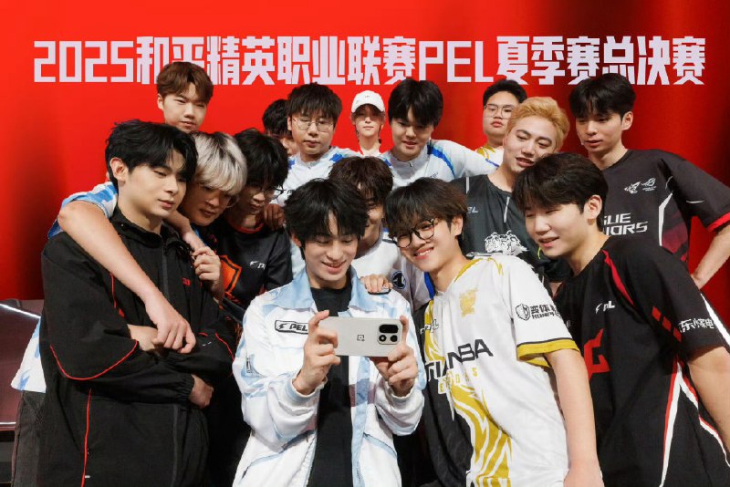 OPPO 官方曝光一加 15 手机正面：可同时满帧运行《和平精英》、《无畏契约》手游，开数十个应用不杀后台一加中国区总裁李杰今天与 OPPO ColorOS 设计总监陈希合拍视频，在微博曝光一加 15 手机的正面设计，并展示手机的极限重载能力