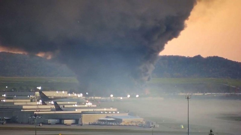 一架UPS货机在美国肯塔基州工业区坠毁，已造成至少 3 人死亡据肯塔基州州长Andy Beshear（安迪·贝希尔）周二晚上表示，至少有三人在一架 UPS 飞机起飞后不久在路易斯维尔国际机场附近坠毁事件中遇难