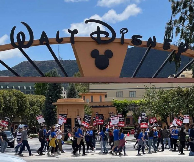 美国人真的开始害怕AI了，好莱坞最著名的剧作家们冲上街头，堵在 Netflix、迪士尼、派拉蒙和亚马逊公司门口，这是好莱坞15年来唯一一次罢工运动，也是人类第一次因为AI大规模罢工抗议