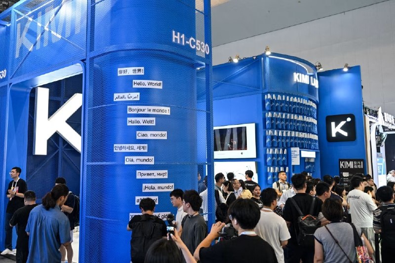 WSJ：月之暗面的Kimi K3发布震动了美国股市周五，在中国的月之暗面公司（Moonshot）发布了一款新AI模型后，美国股市下跌，英伟达和美光科技等芯片公司的股价尤其受到重创，过去一周主要半导体股指下跌10%