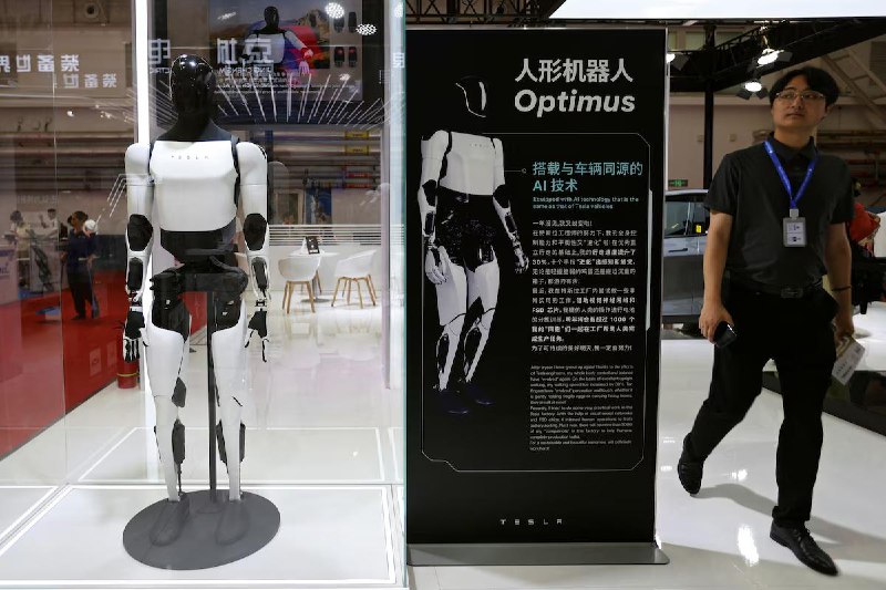 马斯克表示，特斯拉的人形机器人 Optimus 受到中国稀土出口限制的影响特斯拉首席执行官埃隆·马斯克周二表示，因中国对稀土磁铁的出口限制，特斯拉的人形机器人 Optimus 的生产受到了影响