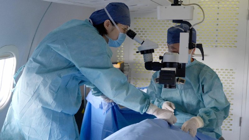 首架C909飞机医院在老挝完成首例机上手术据央视新闻报道，日前，我国首架C909“飞机医院”在老挝完成首例机上眼部手术，患者术后恢复情况良好