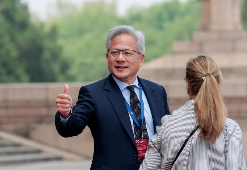 美国批准向 10 家中国企业出售 H200 芯片《路透社》报道，据三位消息人士称，获批的中国公司包括阿里巴巴、腾讯、字节跳动和京东