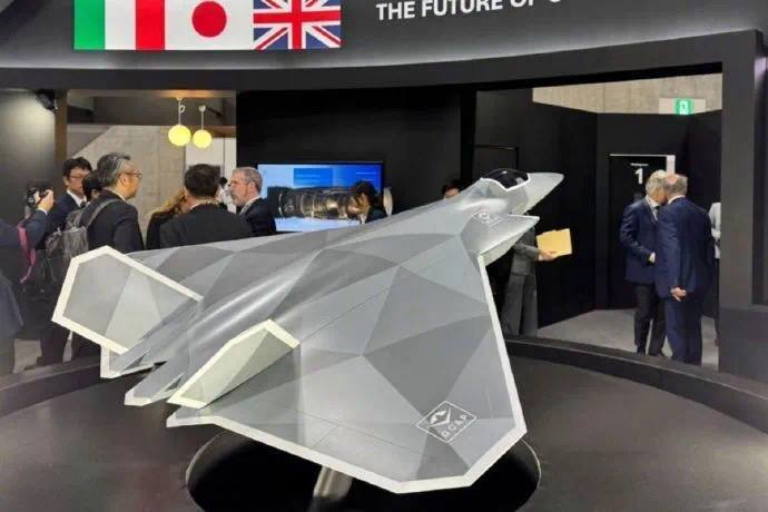 日英意六代机模型亮相日本防务展5月21日，在日本规模最大的防务装备展——2025东京军警防务展览会上，由日本、英国和意大利联合推进的“全球作战空中计划”（GCAP）首次公开其下一代战斗机模型