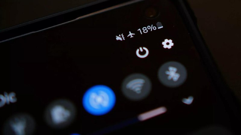 调查显示当手机电量降至38%时 大多数人都会感到恐慌Talker Research 的一项在线调查发现，美国人平均在手机电量达到 38% 时就开始担心电池续航