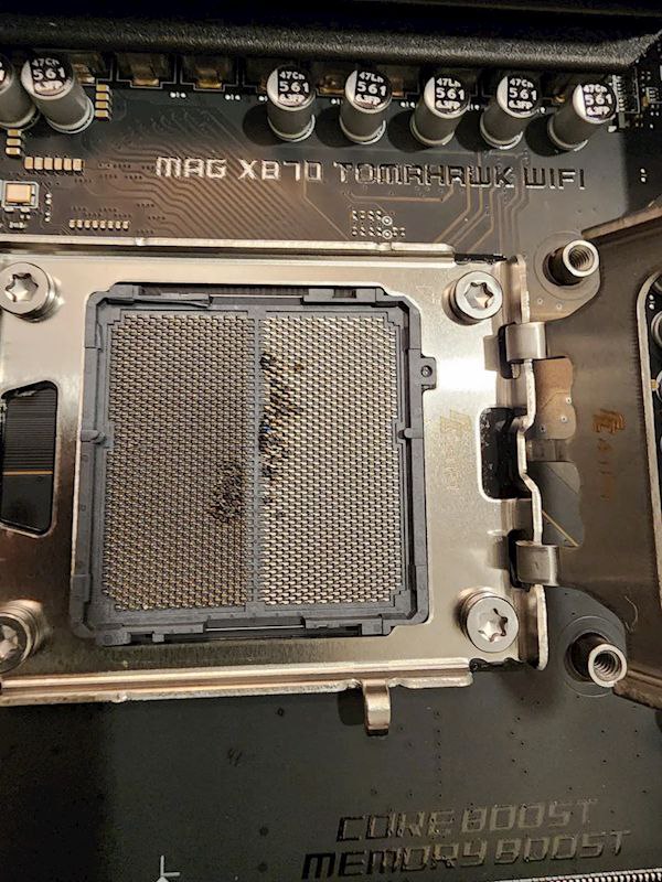 AMD R7 9800X3D全球首烧：微星官方回应正在调查近日，一位Reddit网友称自己的锐龙7 9800X3D被烧毁了，连带微星MAG X870 TOMAHAWK WIFI主板插座也被烧毁，引发广泛关注和议论