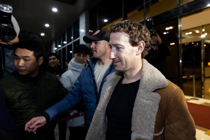 扎克伯格超越马斯克成全球第三大富豪据彭博亿万富翁指数(Bloomberg Billionaires Index)，当地时间4月5日，马克·扎克伯格以1870亿美元的身价超过埃隆·马斯克，成为全球第三富有的人