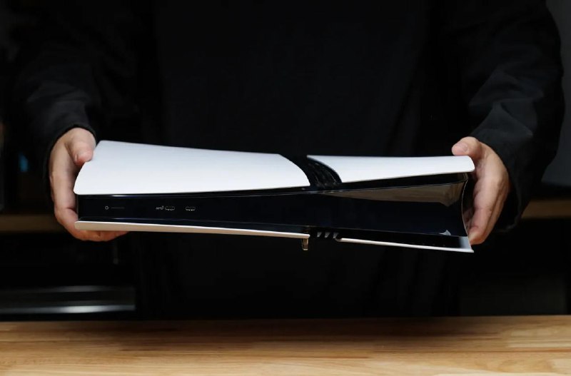 索尼宣布将在PS5 Pro引入 AMD FSR 4技术，以供更清晰的画面效果到2026 年，该公司希望通过一种新的 AI 升级公式让游戏更加清晰，该公式基于现在与 AMD 新款 RX 9070 和 RX 9070 XT 显卡一起推出的 AMD FSR 4 技术，看起来也可以与 Nvidia 最新的 DLSS 相媲美