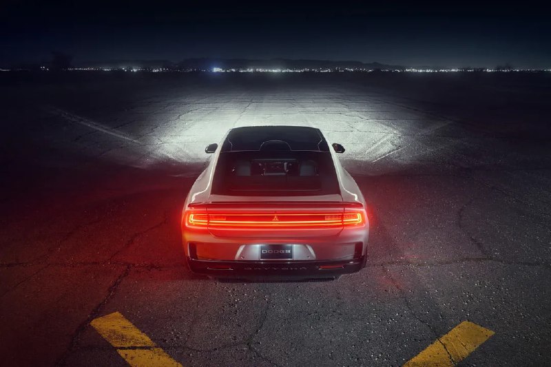 道奇首款电动肌肉车正式亮相全电动2024道奇Charger Daytona今天正式亮相，配备400伏电力系统和100.5kWh电池，可提供高达670马力