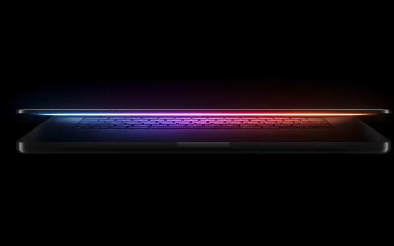 2026 年 OLED MacBook Pro 将告别刘海屏设计根据研究机构 Omdia 的最新报告显示，Apple 计划最快于 2026 年，将 MacBook Pro 的荧幕技术从 mini-LED 转换为 OLED 显示器，并带来设计上的重大改变
